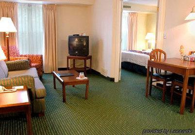 Gatehouse Suites Іст-Лансінґ Номер фото